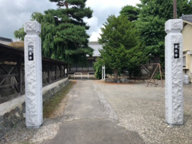 和田西善寺の門柱施行
